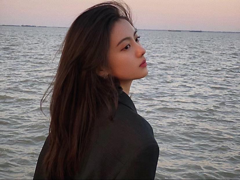 度娘都搜不到的小众文案“让男人看了心疼亏欠你的文案”1.“人因不惜而散 心因不真