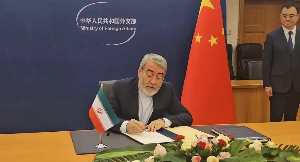 犹豫了半个月，伊朗还是决定加入这个由中国倡议建立的组织。7月31日，伊朗驻华使馆