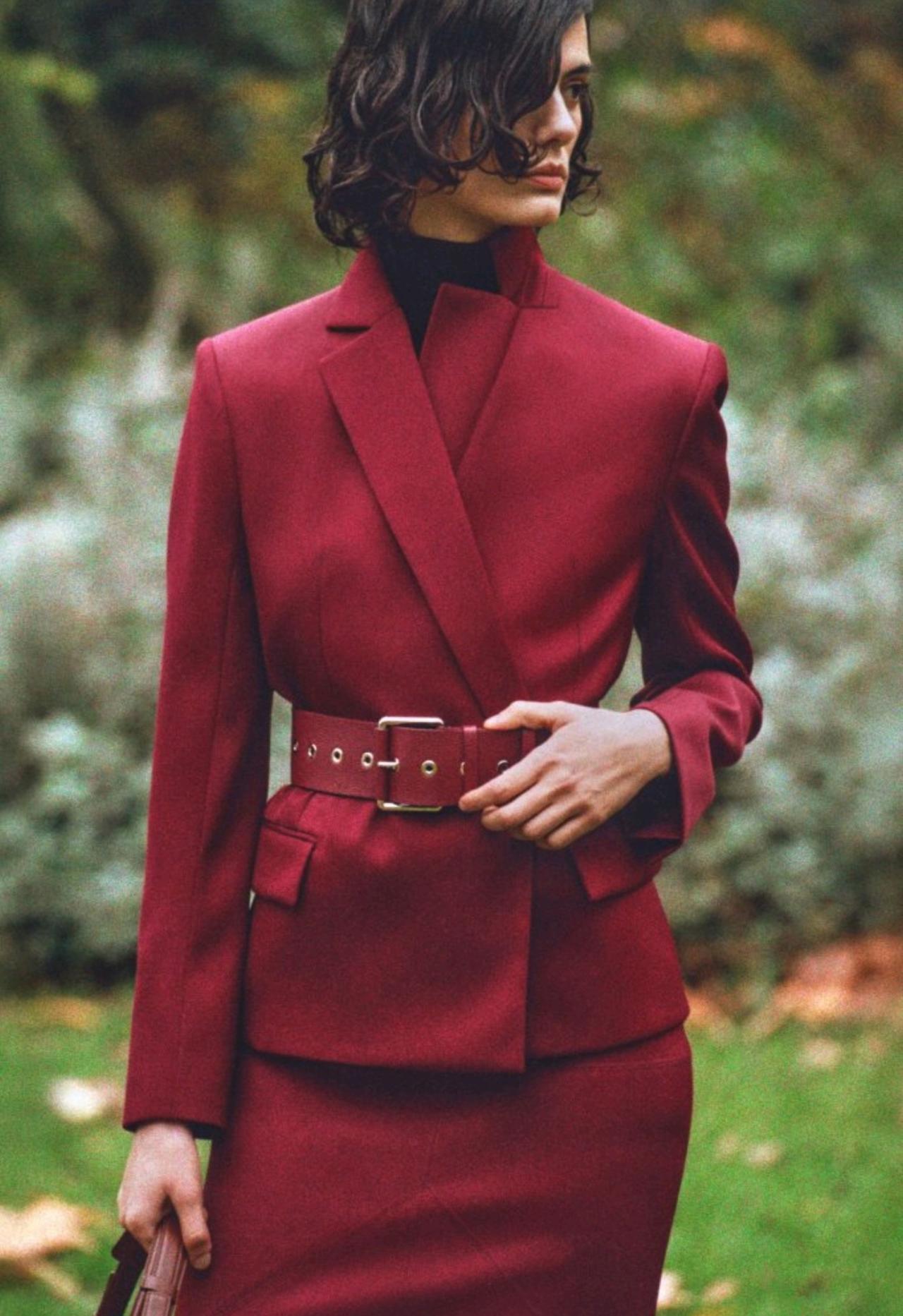 Lanvin 2026早秋系列的细节堪称教科书级别。上衣立领被赋予建筑般的硬朗线