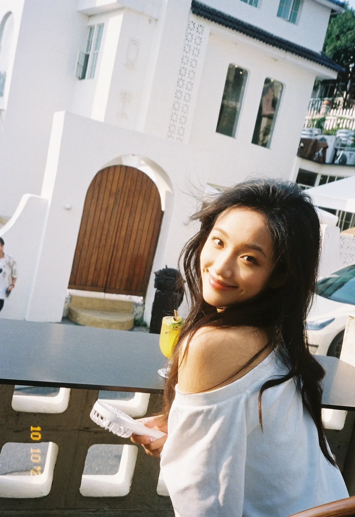 “那个女孩留着长长的头发”