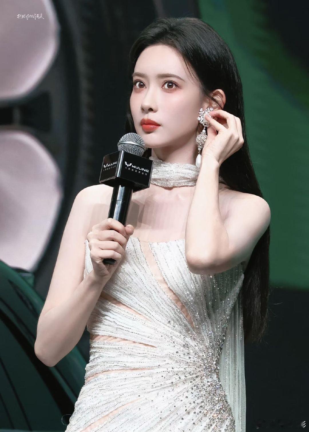 孟子义摘耳环 孟子义摘了耳环也丝毫不影响她美！孟子义摘了耳环