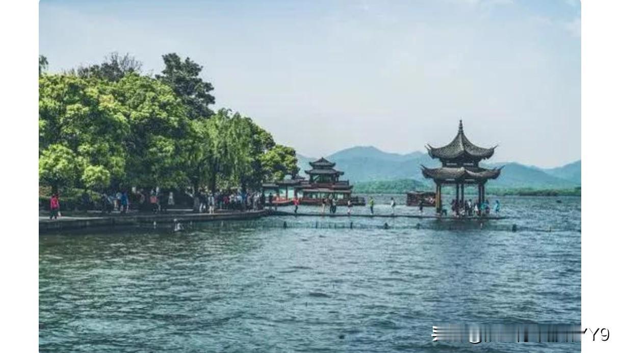 应是“暖风熏得游人醉， 直把杭州作汴州。”
这南宋林升所作《题临安邸》一诗中的名