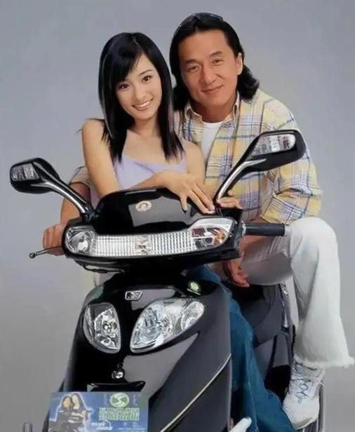 2003年，49岁的成龙和17岁的杨幂拍了一个广告，结账时，成龙拿到了50万，杨