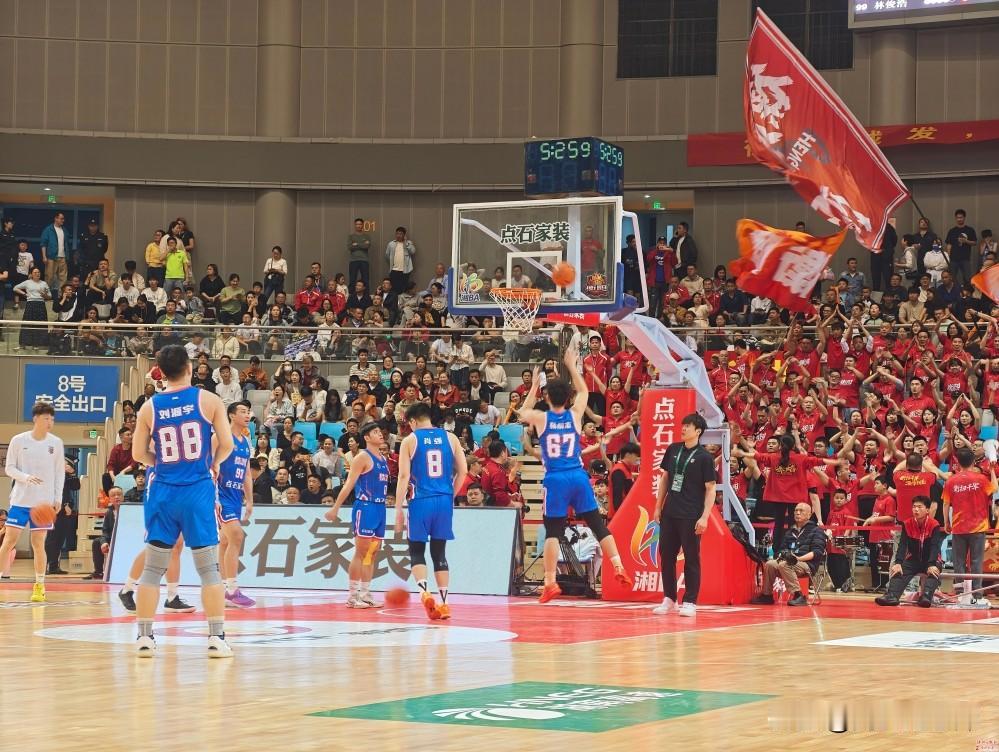 湘BA第四轮：衡阳VS株洲
4月12日，在风景秀丽的雁城衡阳，一场精彩的篮球比赛