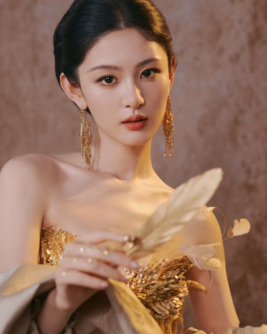 赵晴时装周造型赵晴的气质解锁时装周全新面貌，赵晴跳出固有的甜美标签。时装风格摩登