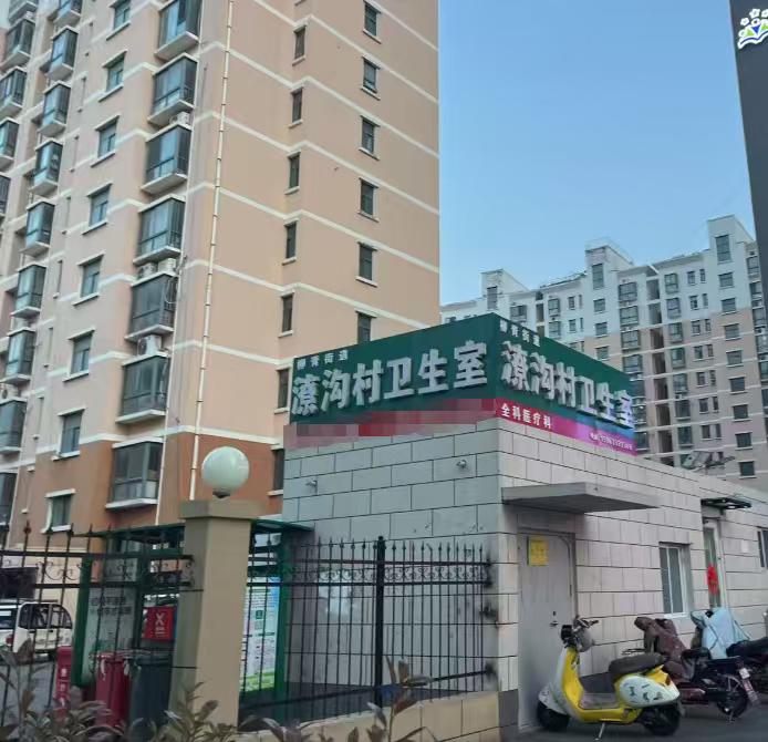 兰山潦沟卫生室的办公点现在已经很敞亮了。前几年，我路过此处，当时这里还是铁皮屋，