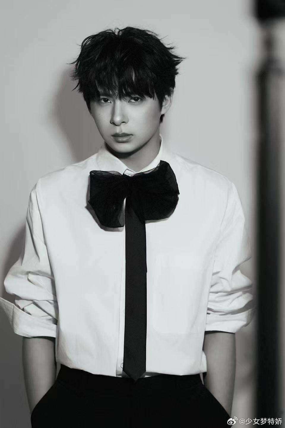 谁看了伞兵大片不说一句夯伞兵生日大片也太杀了，黑皮衣搭白衬衣直接帅出新高度，每帧