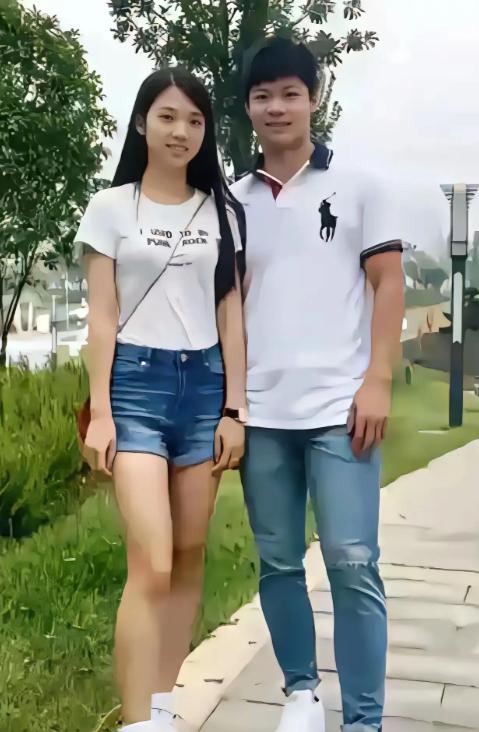 苏炳添与妻子林艳芳学生时代恋爱时的一张合影，两人在高中毕业之后确定恋爱关系，之后