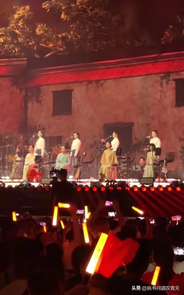 山歌万里第一站深圳站顺利圆满的结束，大队长张旖旎在台上哽咽致谢，她把所有能感谢的