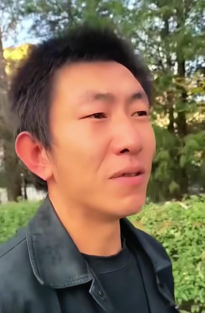 长治狗咬人纠纷，很多网友察觉到了端倪：狗是拴着的，怎么咬到申某的？

当事人的姐