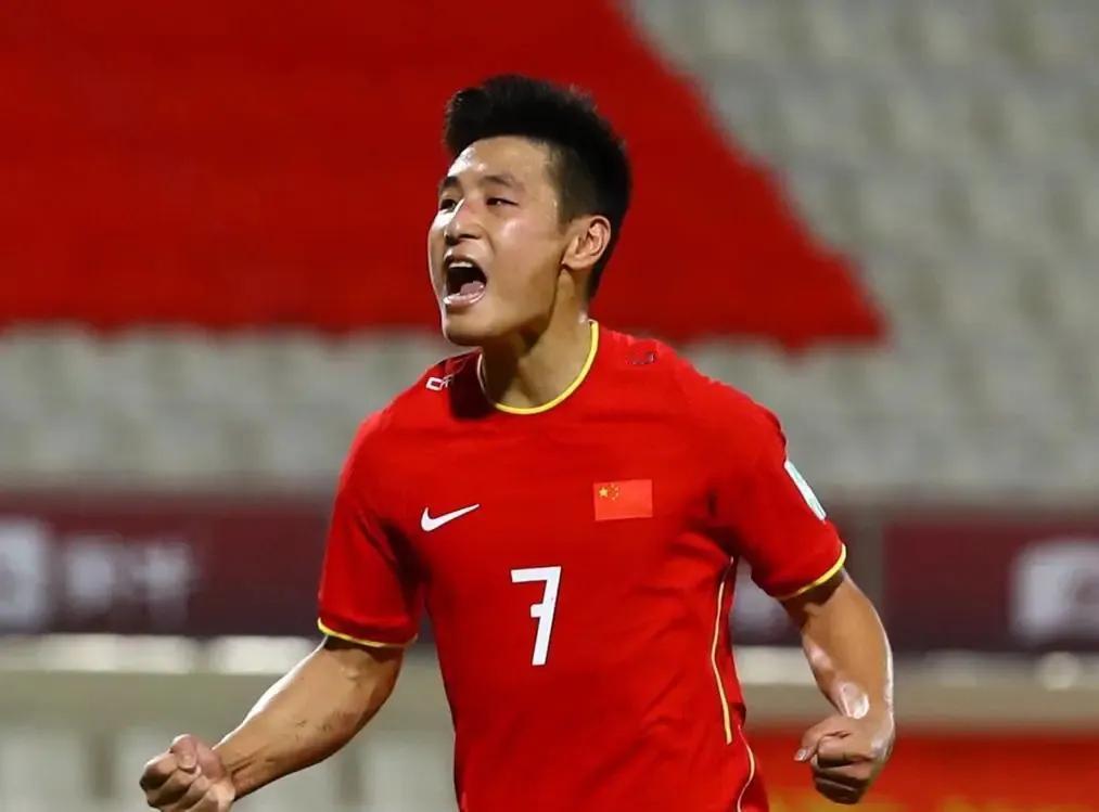 太过瘾了！国足4-1新加坡，一战打出5大不可思议：
1.武磊梅开二度，两场比赛进
