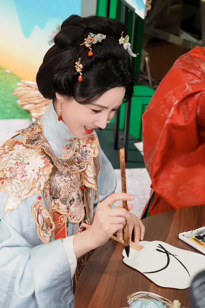 #陈小纭东方韵味拉满了##陈小纭云肩好精致#陈小纭凭借精致的云肩和独特的东方韵味
