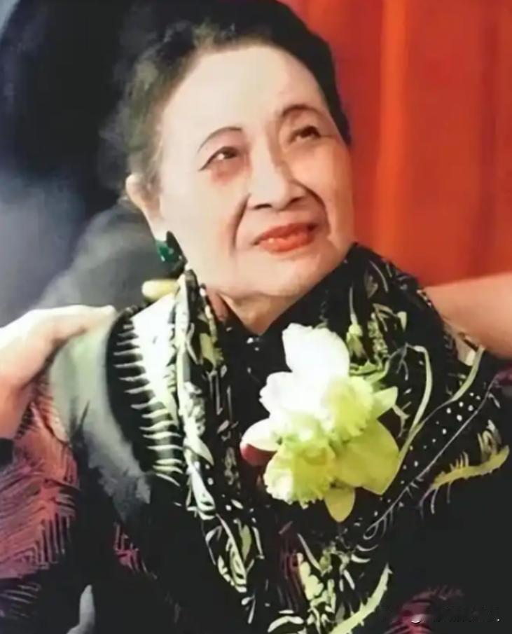 宋美龄106岁去世，贴身厨子回家后不久自尽，事后妻子含泪透露缘由：无路可走！宋美