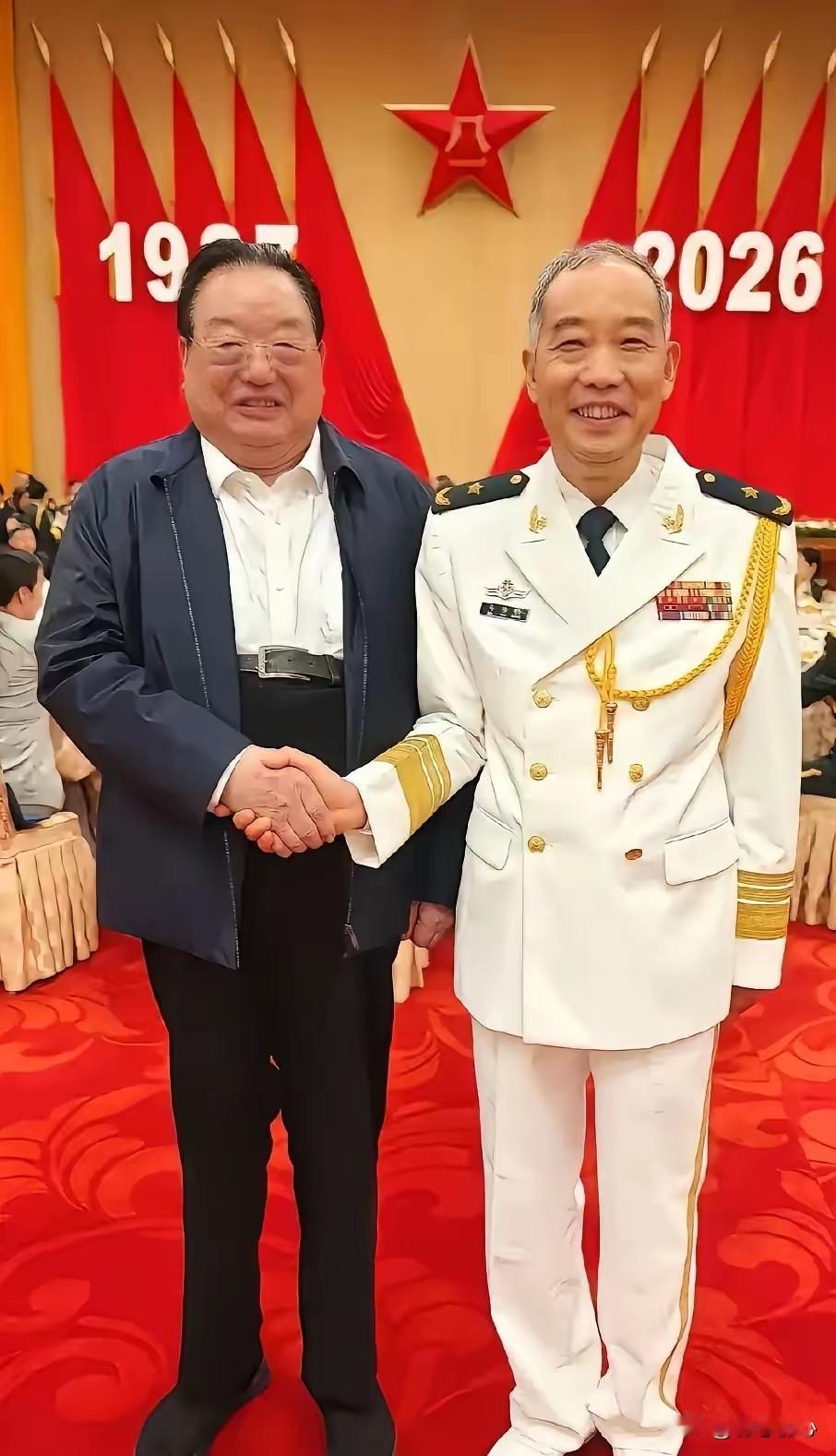 两鬓霜华守深蓝！一身戎装藏大国底气，这才是真正的国之脊梁
 
马伟明院士身着洁白