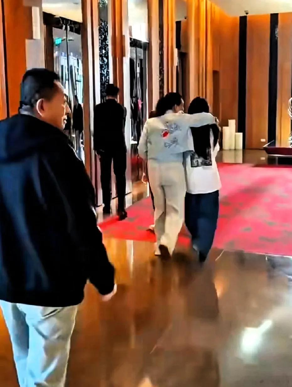 汪小菲爸爸现身台北看孙子，张兰也在！不得不说，血缘和亲情的力量太大了，汪爸爸和汪