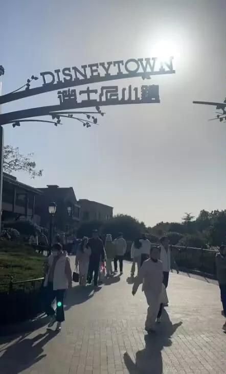 不知道大家发现了没，现在吃饭真的很贵。
本人在上海，前两天跟老婆出去吃了一次佩姐