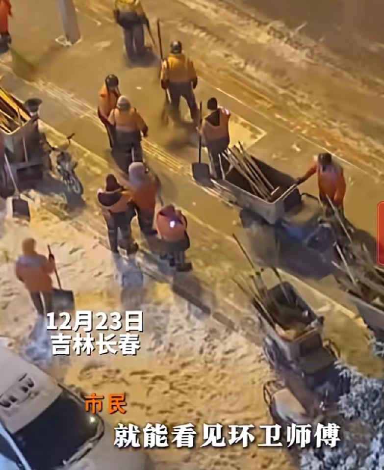 赠人馒头，手留余香！太暖心了！12月23日晚，一位00后小伙坐在温暖的房间里，透