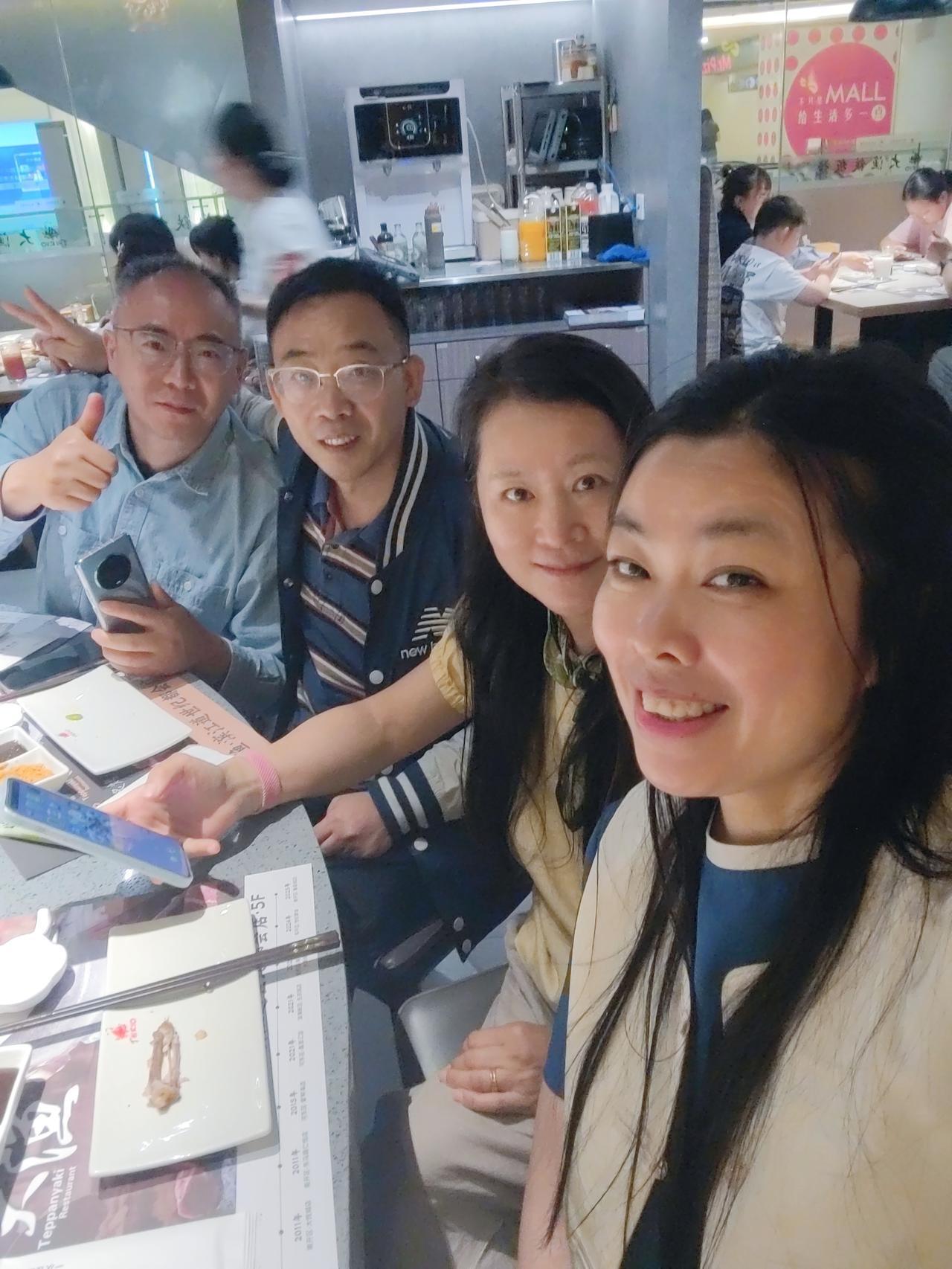 今天哥哥嫂子来天津玩儿，请哥嫂来吃大鱼自助，一家人吃的很好很可口，边吃边聊，和谐