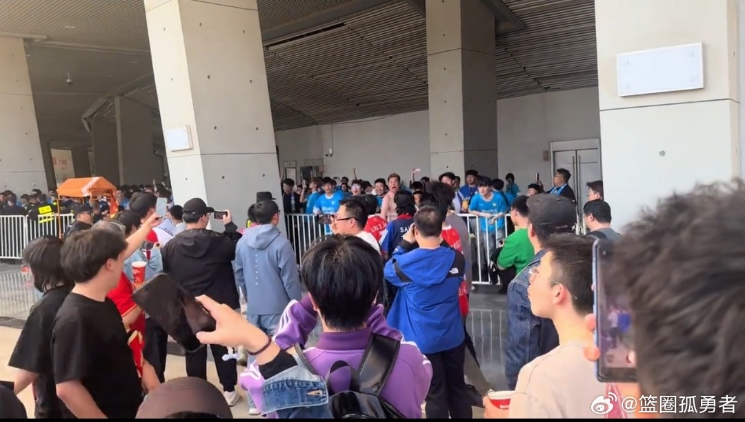 同省兄弟，本应守望相助，却在网上恶语相向、线下冲动行事，实在丢了足球本该有的体面