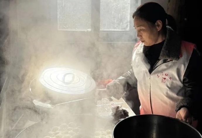 近日，台州三门。受强冷空气影响，气温骤降。为确保辖区内留守老人平安过冬、温暖过节