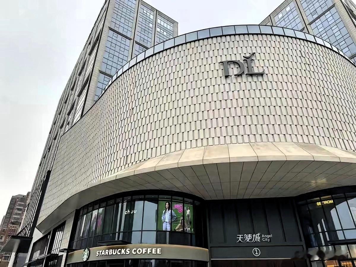 胖东来才是真·人间清醒，于东来这步棋，直接把路走绝了。
树大招风不可怕，天天上热