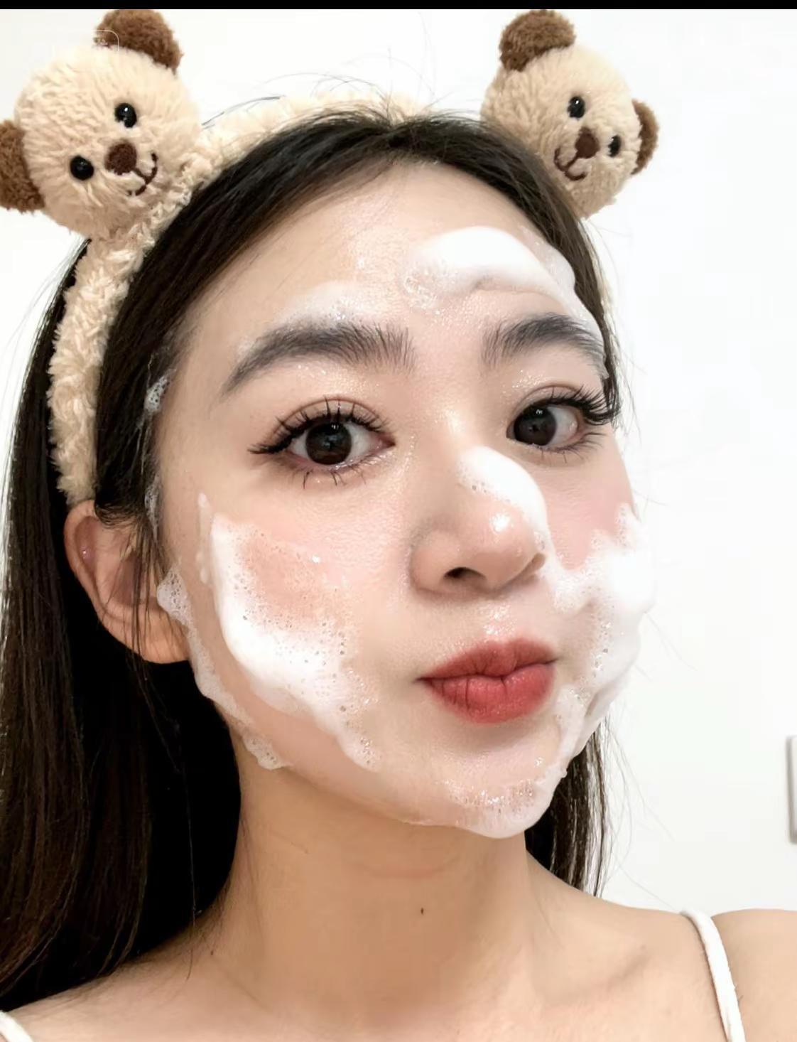 镜子前涂面霜那几秒，不是在对抗年龄，是在跟自己说：今天，我还在好好活着。
国家刚
