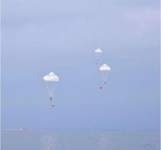 近日，南部战区海军某支队组织航空救生员海上跳伞训练，重点锤炼复杂海况下，航空救生