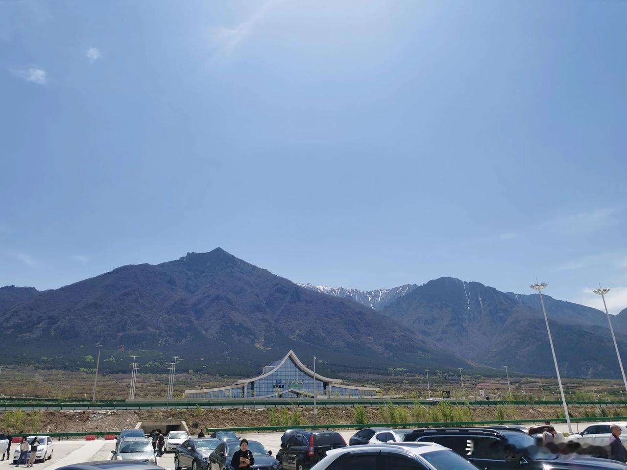离开西胡林服务区，一路向西，路上隧道较多，车也多，有事故，车速很慢，到了太行山高