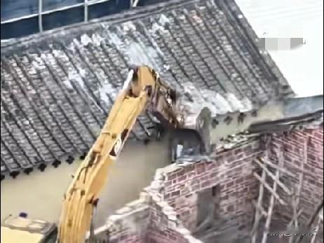 1月2日，广东湛江，全红婵家旧房拆除，这是她从小住到大的房子，一层老平房承载着一