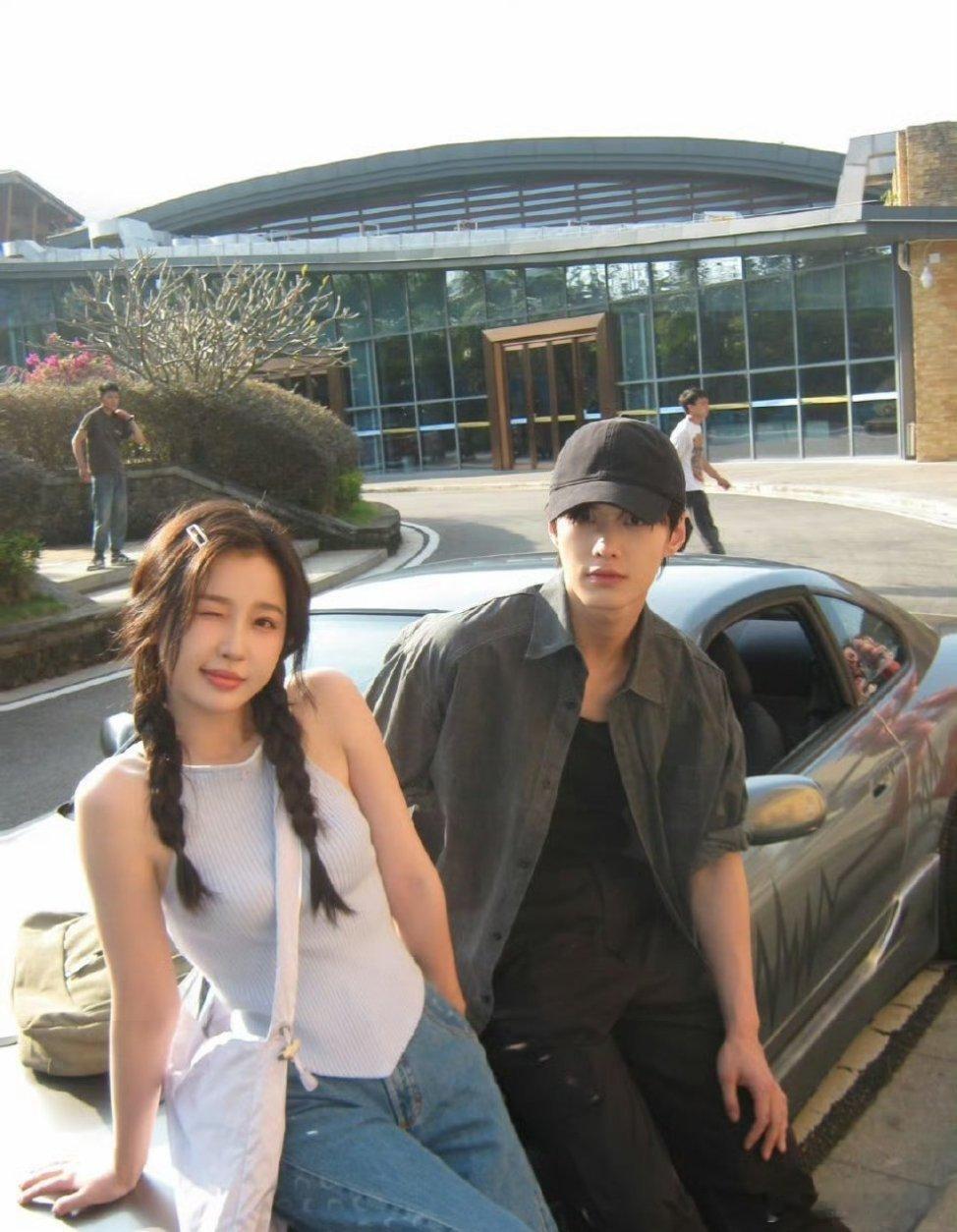 双轨完全暮朝恋爱日记来的双轨里面全是暮朝的撒糖日常，靳朝黏着姜暮各种腻歪，甜得就