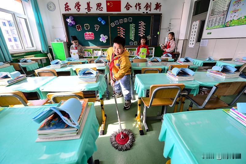 家长反对交600元请保洁扫教室被禁言600块买不来整洁，只买断了孩子弯腰扫地的第