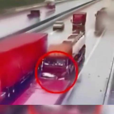 永远记得远离大货车。