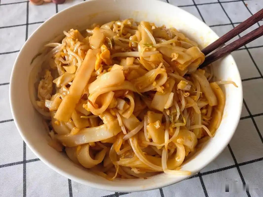 昨天晚上肚子突然很饿，出门找路边小摊点了份炒米粉，那会儿摊子前面站了四五个人排队