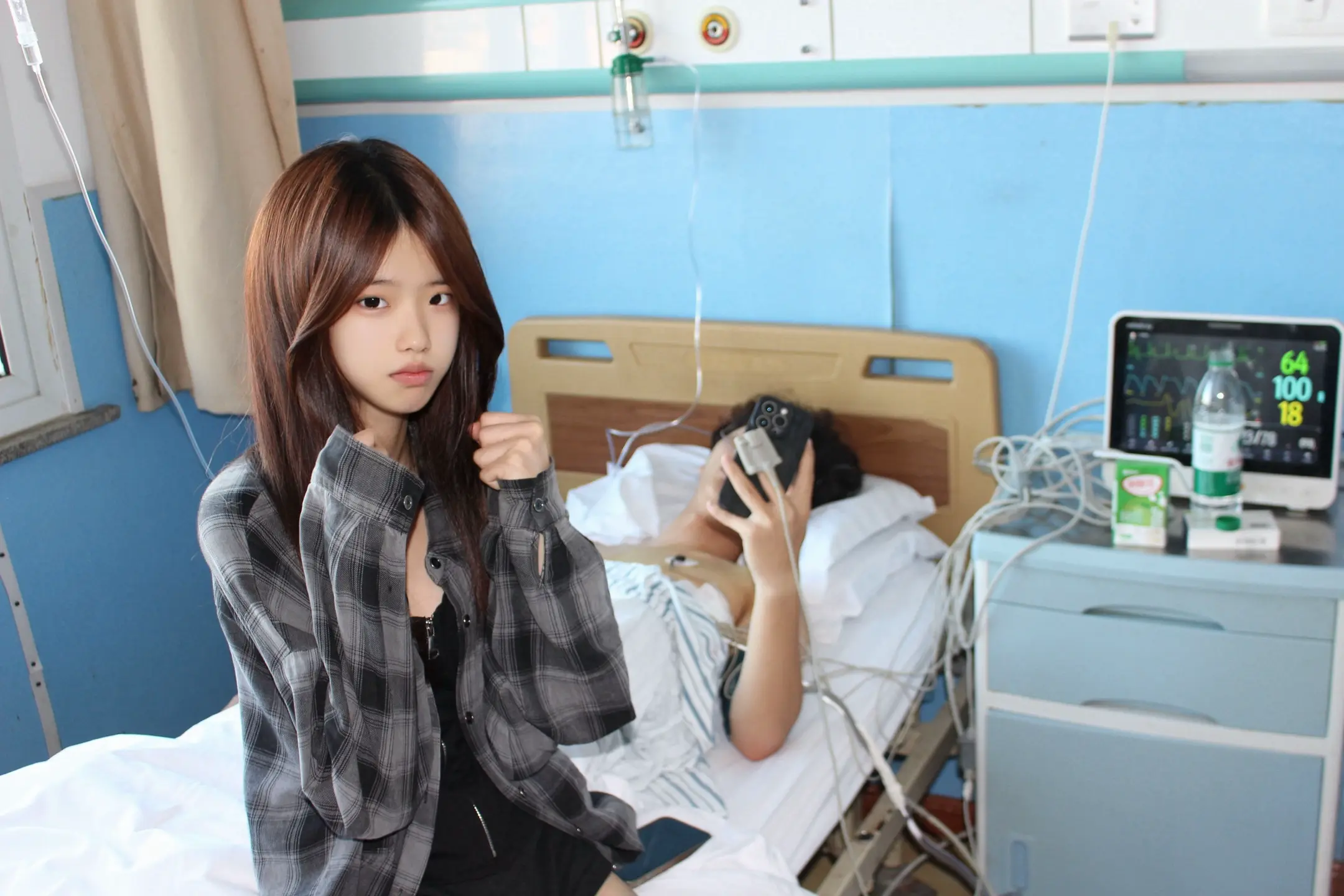 最近发生了很多事 因为突然气胸立马去医院急诊 我和朋友们在病房外面急的...