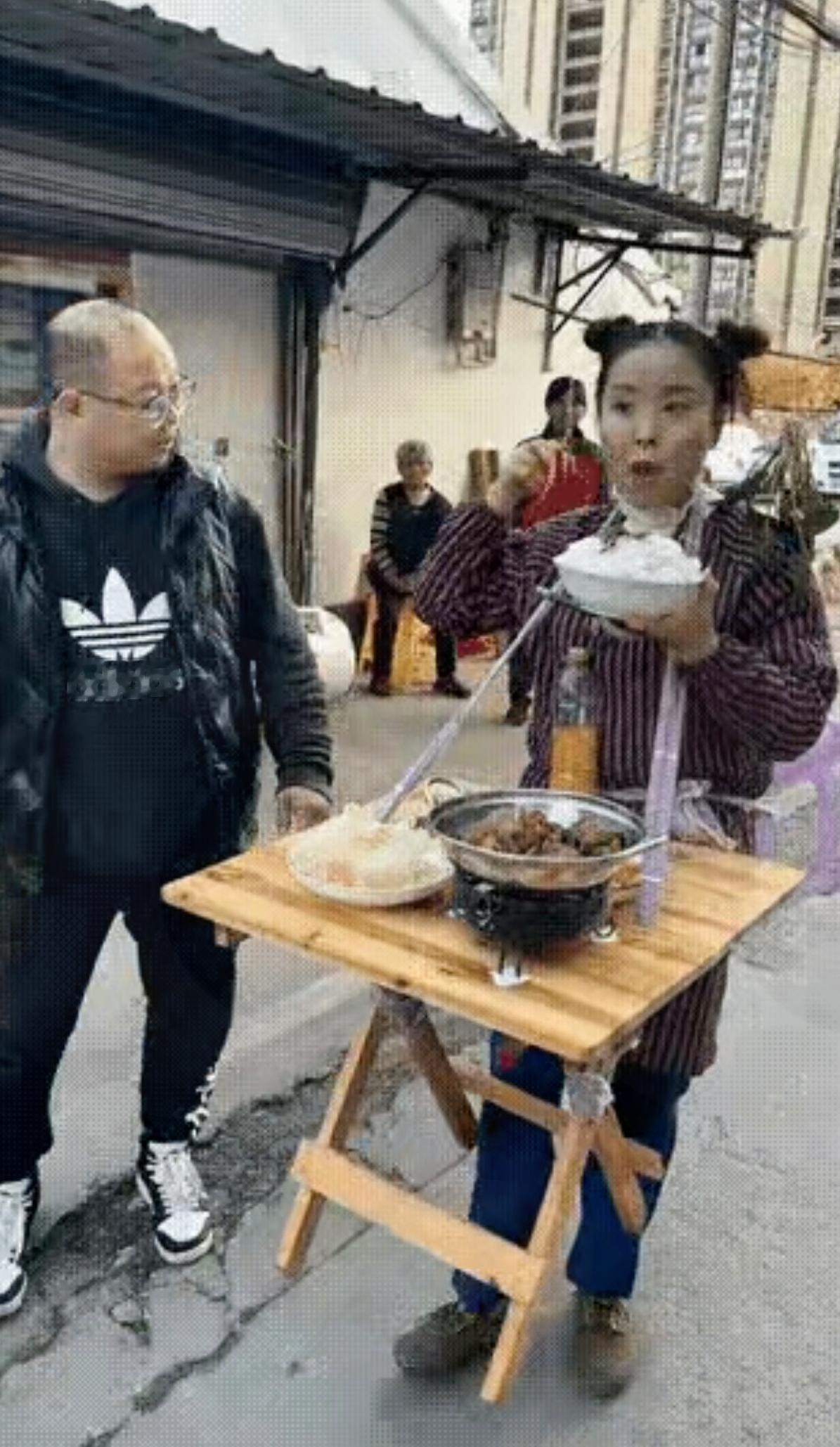 看看这些网红，为了流量无底线！
简直是不要脸，这样的视频也往出发，不仅仅污染了市