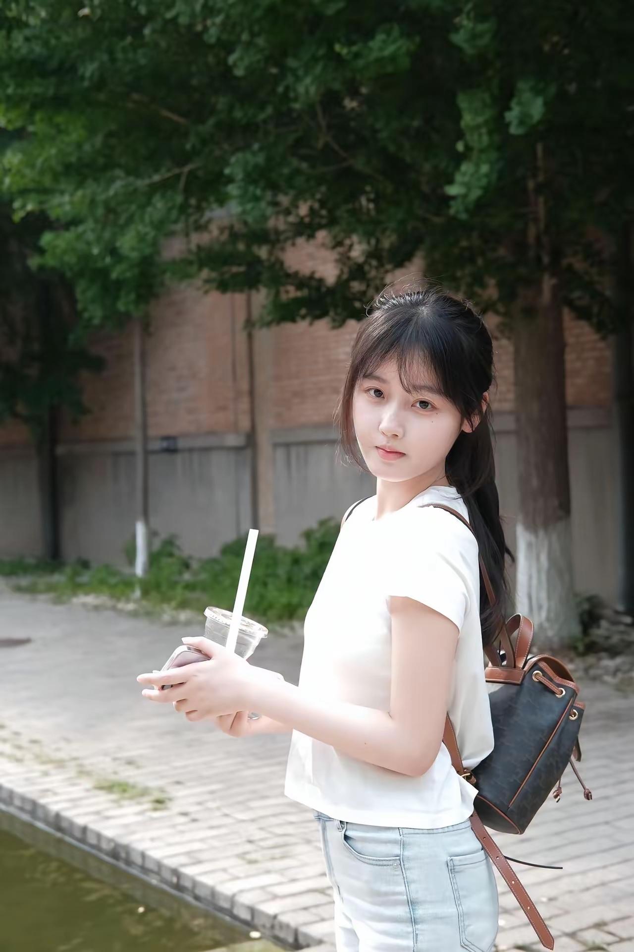 《当下》

把早晨的阳光折叠整齐
放进今天的口袋
不去打听明天的风向
也不去追问