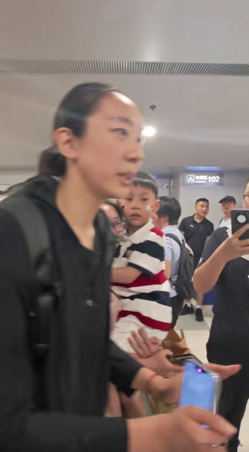 万梓玥人气高涨，进国家队是早晚的事！

喜欢她的人堵得水泄不通，她有很多学生迷！