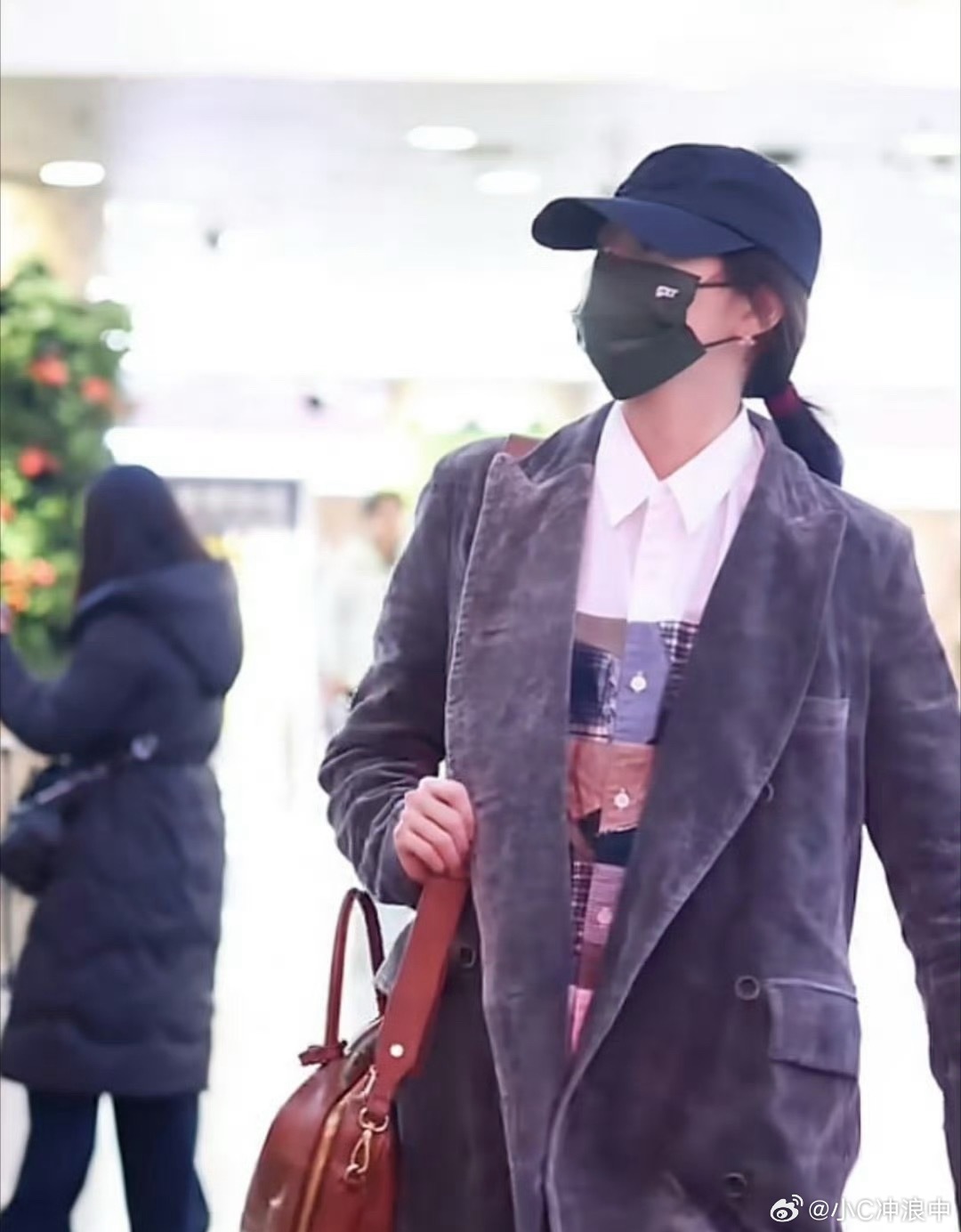 关晓彤衣品私服应该是她自己搭的吧！这怪不了团队吧！虽然造型团队挺不靠谱的 完全浪