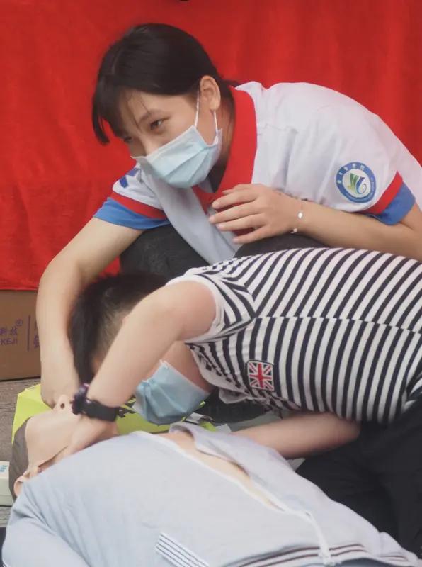 广东佛山的女医生黄思婷太牛了！近日，一位老人倒地失去意识，她迅速跪地做心肺复苏。