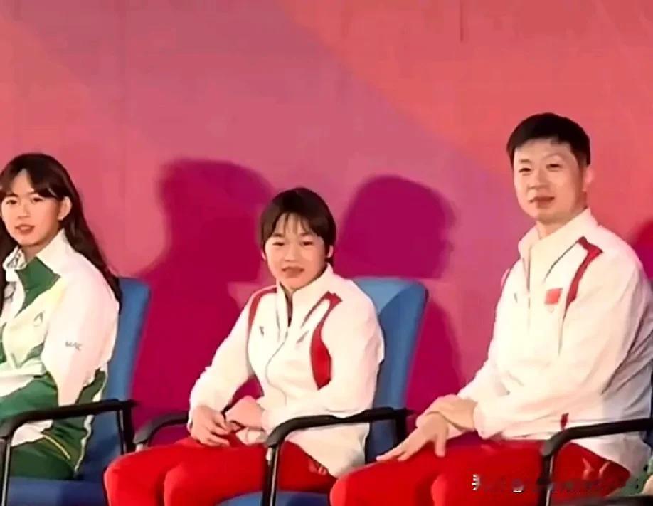 自从马龙请全红婵喝了一杯水果茶，全红婵就彻底被马龙的人格魅力所吸引，成了他的小跟
