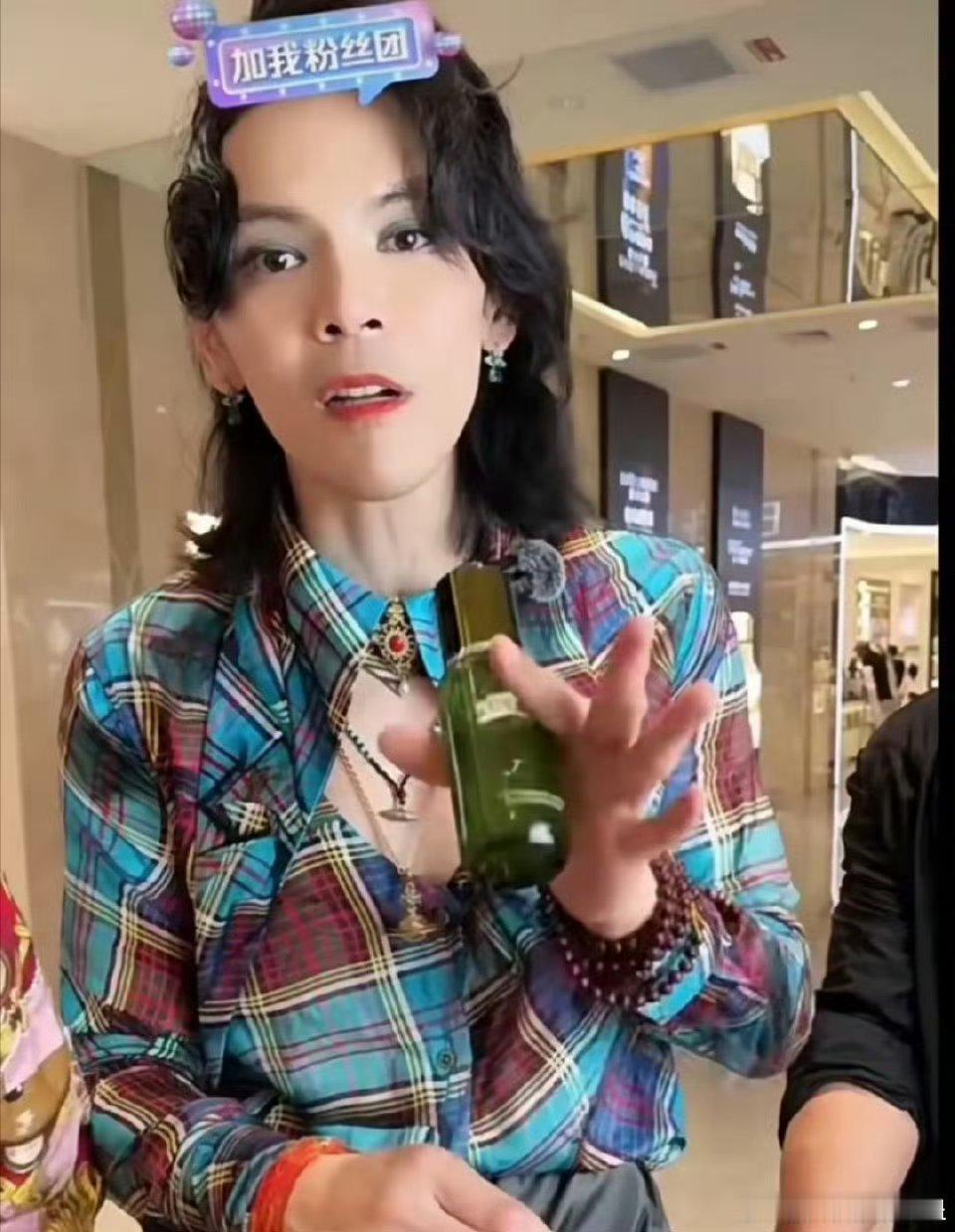 向佐穿女装带货首场卖出5千万 ，上一个这样直播的还是韩安冉她老公[衰][衰][衰