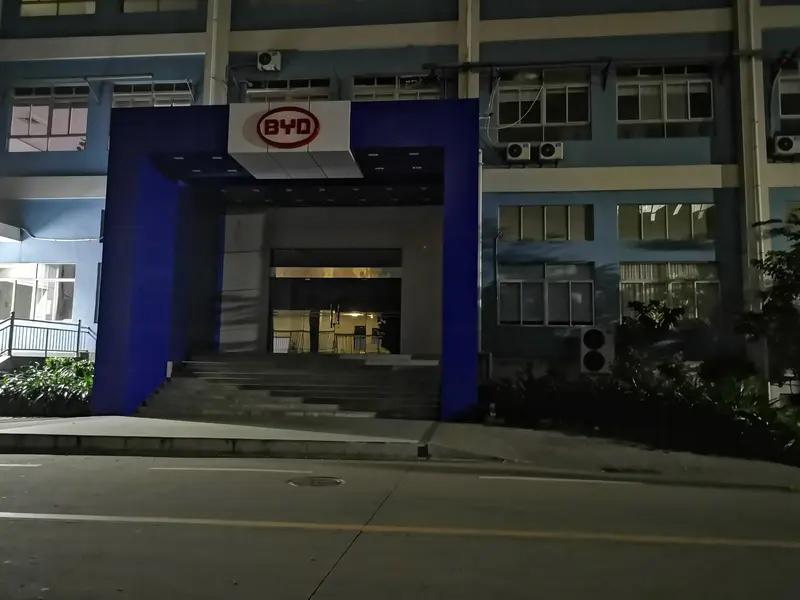 2026年4月14日凌晨可出大事了！深圳坪山比亚迪工厂着火的消息传得沸沸扬扬。据