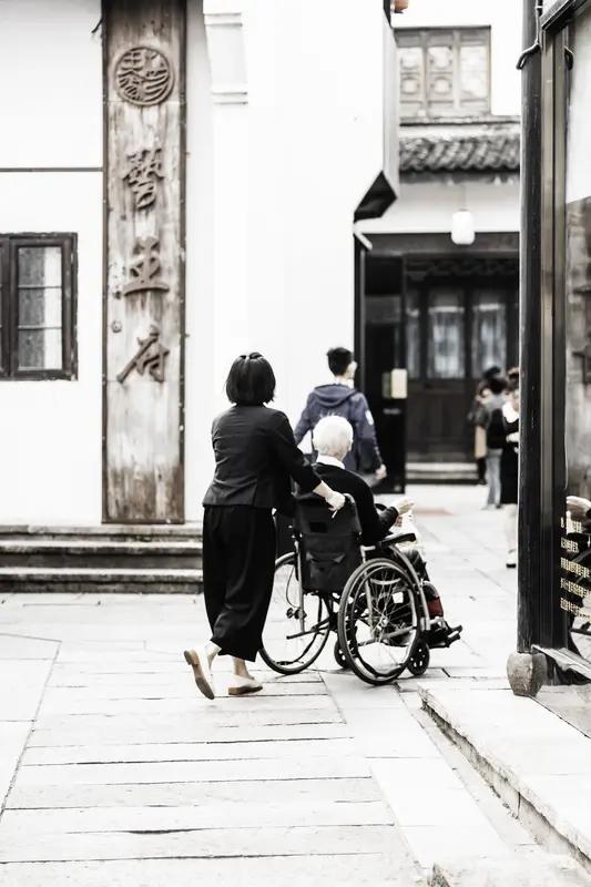 尹嘉铨的“古稀死罪”：与乾隆抢称号的勇者
退休官员尹嘉铨上书自称“古稀老人”，不
