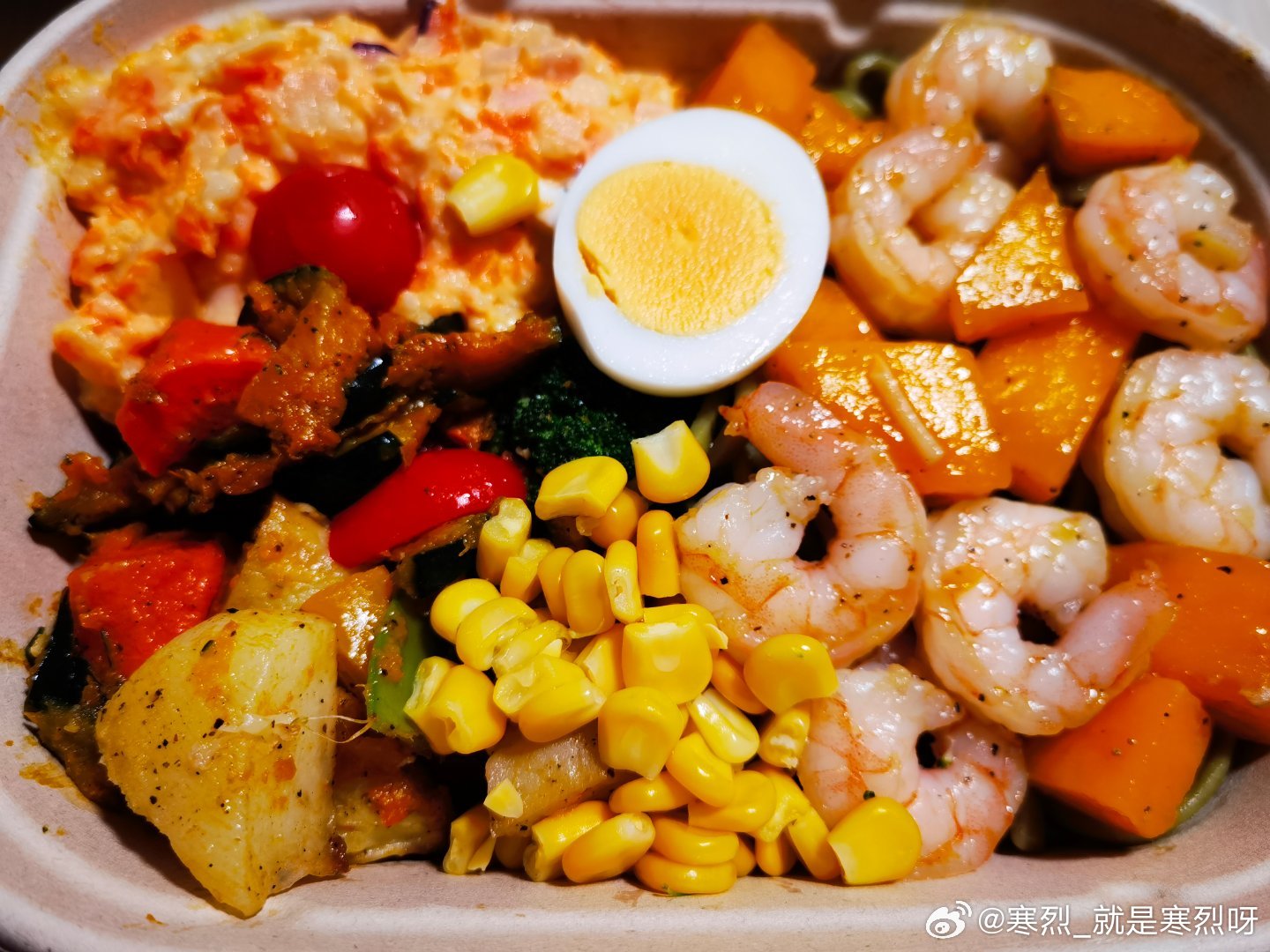 午餐：两荤两素两主食两小食的轻食，感觉这一盒我能吃三顿[允悲] ​​​