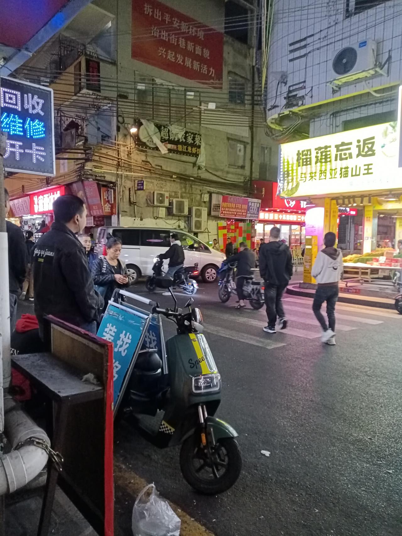 广州海珠区鹭江村十字路口，今天广州受北方冷空气的影响，降温了，白天都只有十几度，