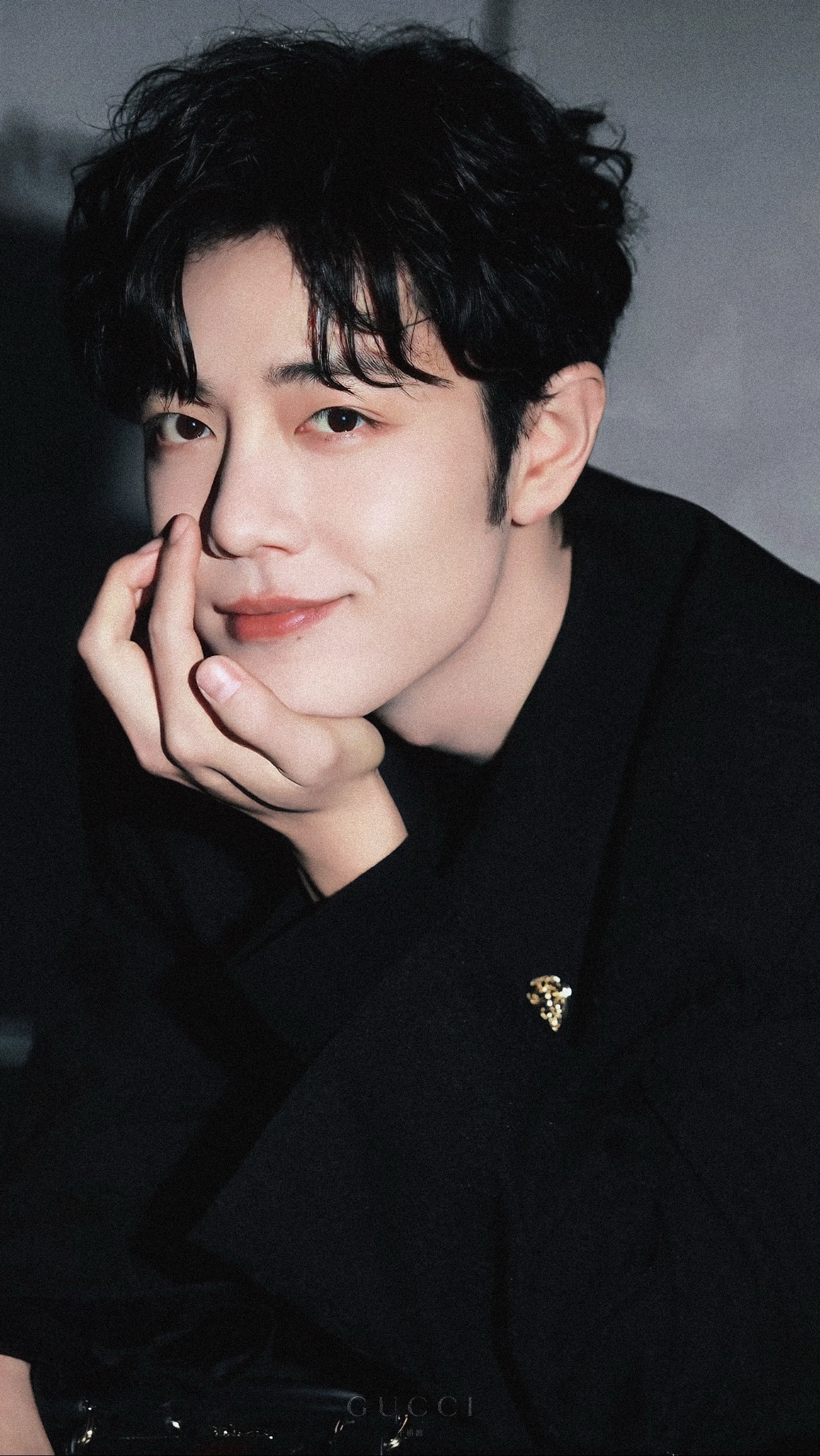 好恐怖吧，此男又进阶了，鼻尖痣好像什么美貌妖精。肖战米兰时装周肖战的鼻间痣好像小