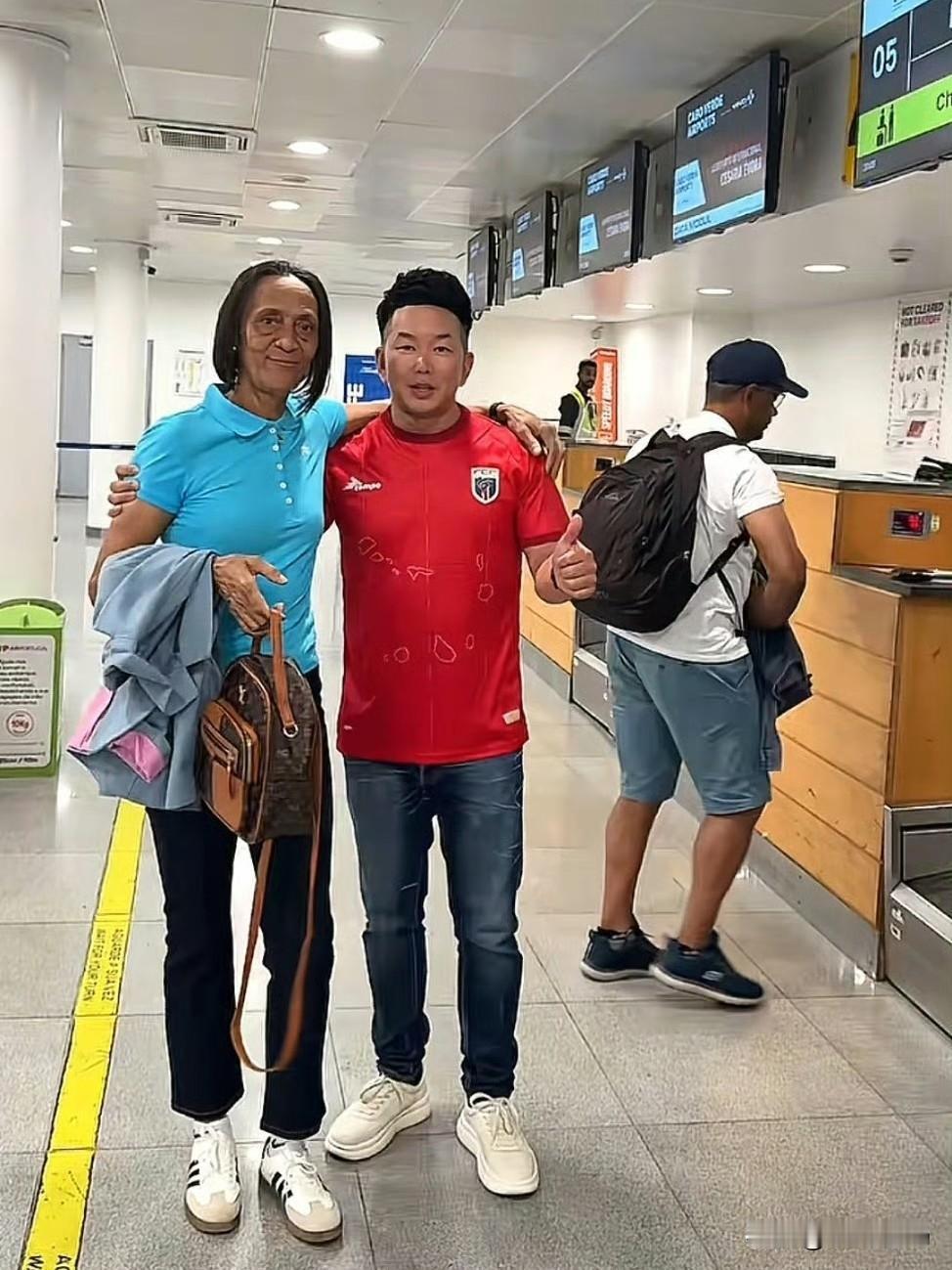 在中国温州商人的帮助下，佛得角门将沃齐尼亚的母亲和家人搭上了前往美国的飞机。他曾
