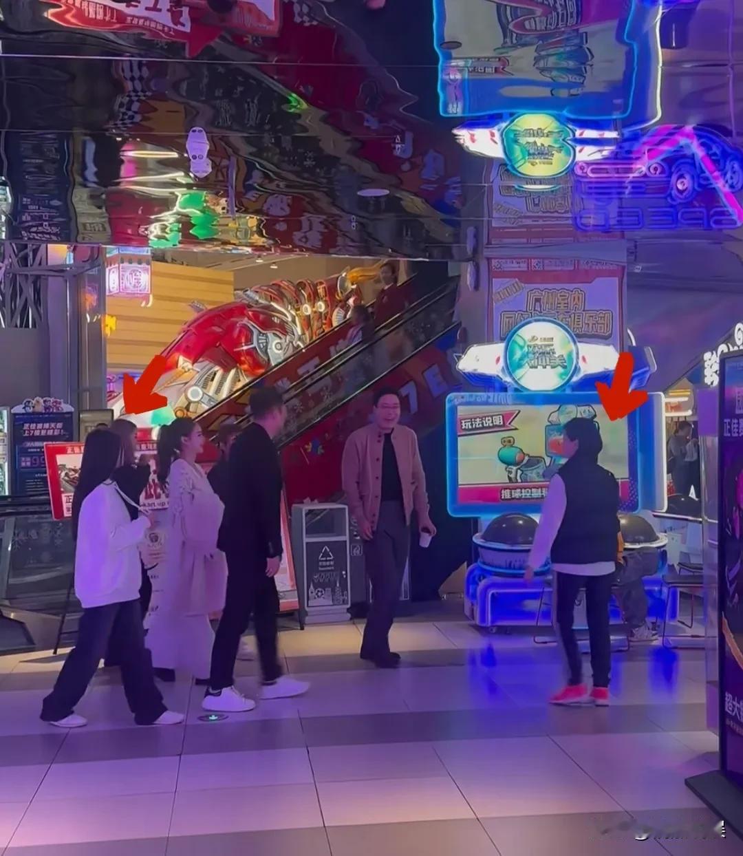 在大s的周年忌日，她的两个孩子跟着爸爸现身广州正佳广场。
小玥儿长发披肩，身形瘦