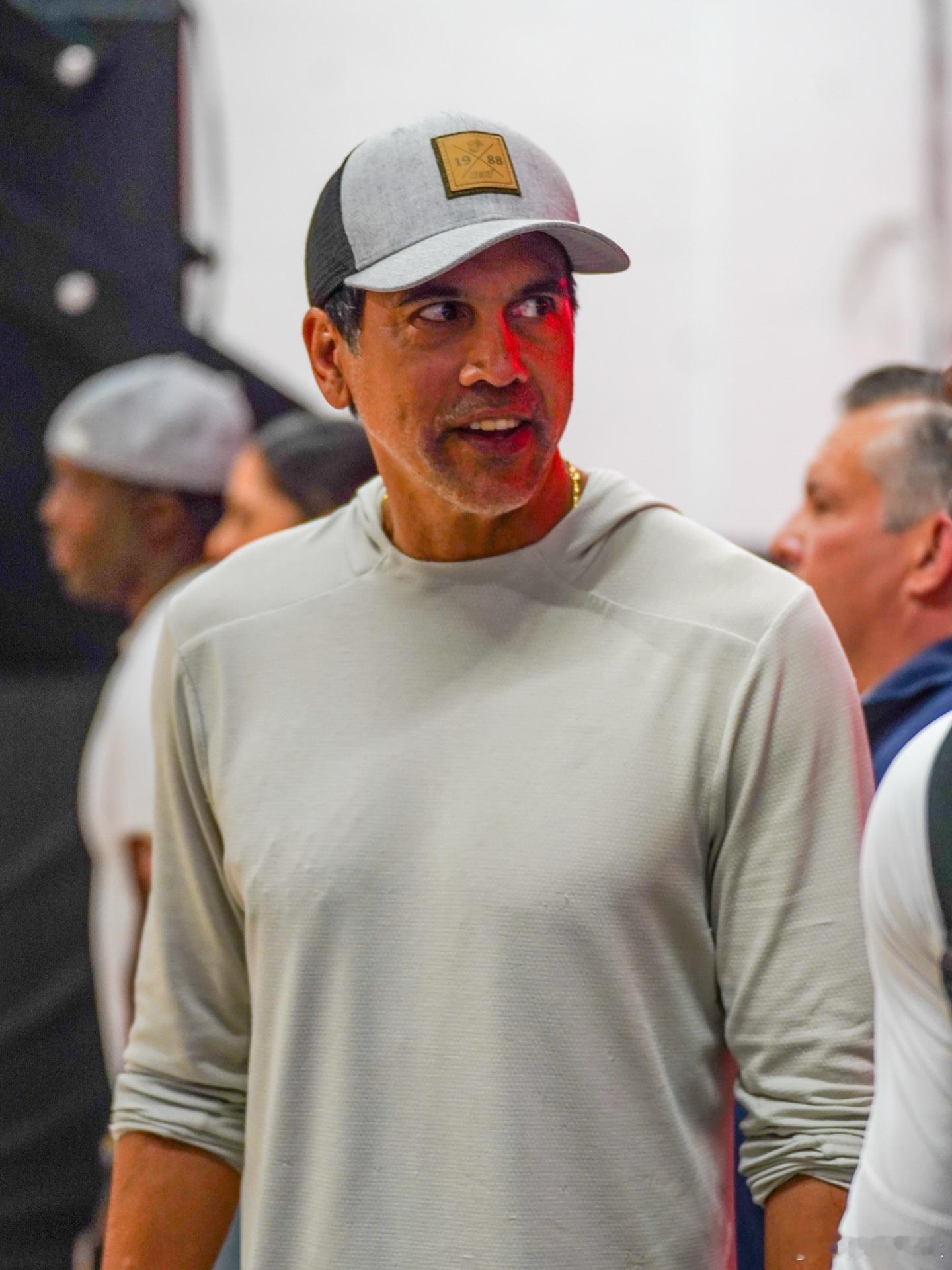 斯波尔斯特拉亲临Courtside Arena，在场边为儿子的篮球比赛加油助威。