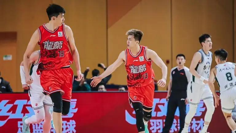 山东主场迎战广州，主要看郭艾伦了：1、这赛季，抛开锋卫摇摆人郭昊文爆发不说，状态